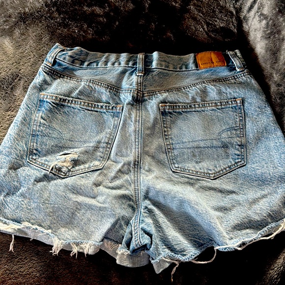 American Eagle High-Waisted Curvy Mom Short - Picture 2 of 4